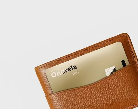Tarjeta dorada Ondrela dentro de la ranura de una cartera de piel